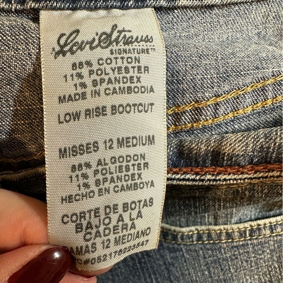 Levi's Signature Stretch Low Rise Bootcut Jeans Size 12M - Picture 3 of 6